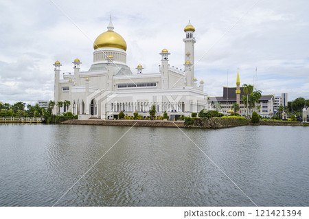 The beautiful golden dome of Omar Ali Saifuddin Mosque The beautiful golden dome of Omar Ali Saifuddin Mosque 121421394