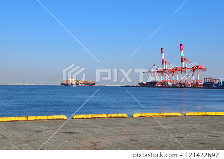 Kobe Port Container Cargo Ship Kobe Port Container Cargo Ship 121422697