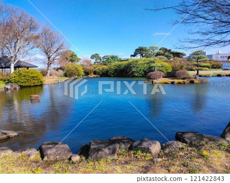 藍色的湖泊、樹木和禪宗景觀 121422843