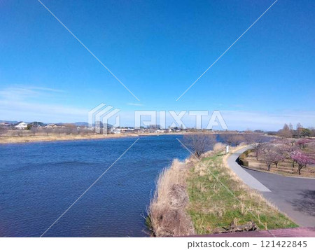 藍天、河流、道路、樹木的風景 121422845