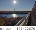 一條河，一座橋，陽光照射下的綠色景觀 121422870