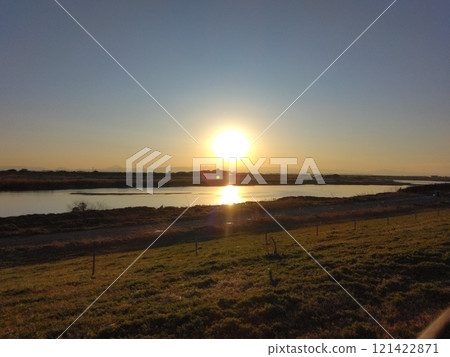 日落、河流和綠地的美麗風景 121422871