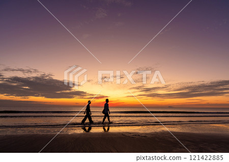 <島根縣>夕陽下的稻佐海灘散步的兩人 121422885