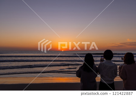 <島根縣> 稻佐海灘觀賞海上日落的遊客 <島根縣> 稻佐海灘觀賞海上日落的遊客 121422887