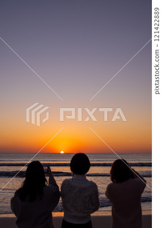 <島根縣> 稻佐海灘觀賞海上日落的遊客 <島根縣> 稻佐海灘觀賞海上日落的遊客 121422889
