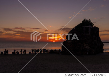 <島根縣> 稻佐海灘觀賞海上日落的遊客 121422892