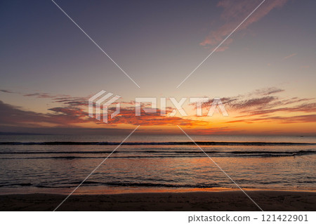 <Shimane Prefecture> The sea at sunset as seen from Inasa Beach <Shimane Prefecture> The sea at sunset as seen from Inasa Beach 121422901
