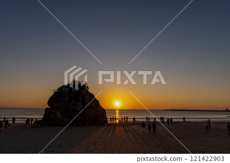 <Shimane Prefecture> Sunset over the sea, Inasa Beach and Benten Island 121422903