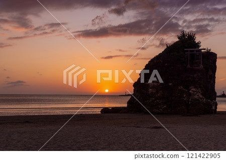 <Shimane Prefecture> Sunset over the sea, Inasa Beach and Benten Island <Shimane Prefecture> Sunset over the sea, Inasa Beach and Benten Island 121422905