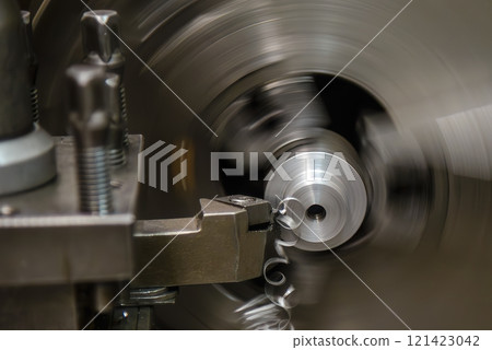 The turning machine operation with continue chip from turning process. The turning machine operation with continue chip from turning process. 121423042