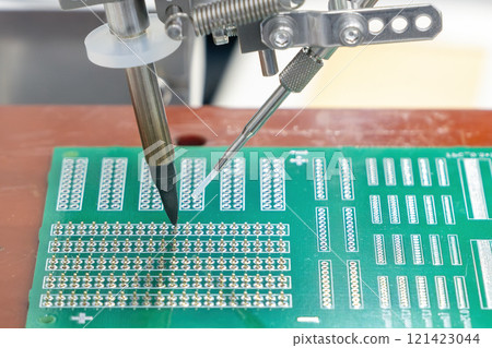 The automatic soldering machine operation with PCB board. 121423044