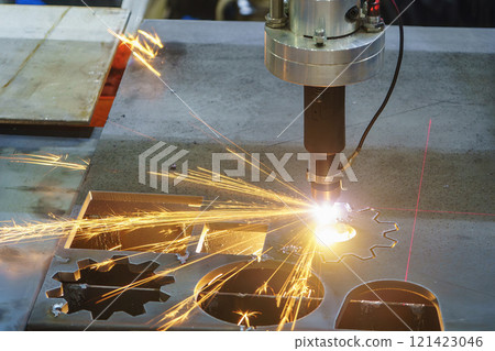 The material cutting process by oxy-fuel cutting machine. 121423046