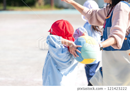 在幼稚園花園打球 在幼稚園花園打球 121423222