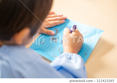 用蠟筆畫畫的小男孩 用蠟筆畫畫的小男孩 121423265