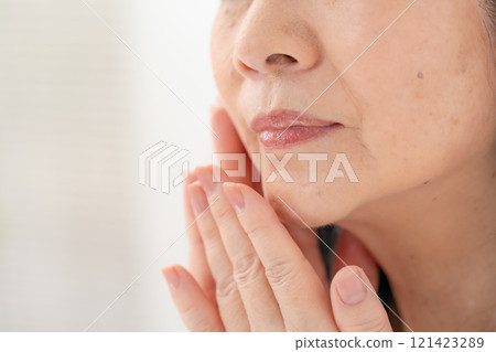 老年婦女臉頰下垂 121423289