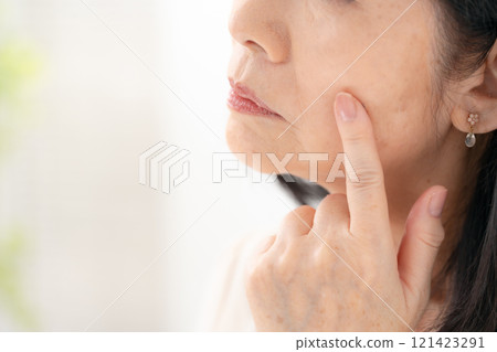 老年婦女臉頰下垂 121423291