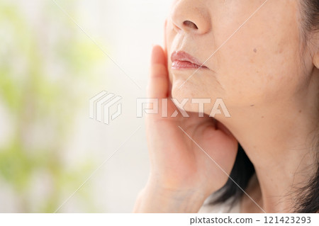 老年婦女臉頰下垂 121423293