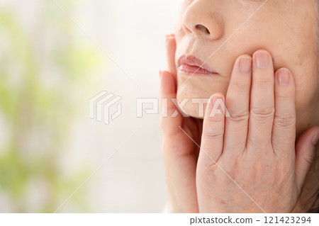 Senior woman, sagging cheeks 121423294