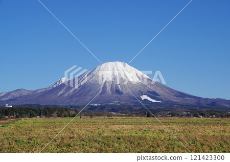 The famous snow-capped peak of Mt. Daisen (Hoki Fuji) stands out against the clear blue sky of a cloudless day. 121423300