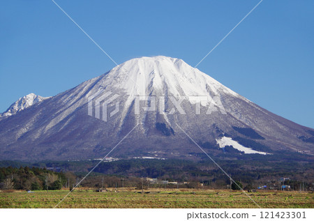 著名的白雪皚皚的大山山峰在萬裡無雲的晴空映襯下格外引人注目。 著名的白雪皚皚的大山山峰在萬裡無雲的晴空映襯下格外引人注目。 121423301
