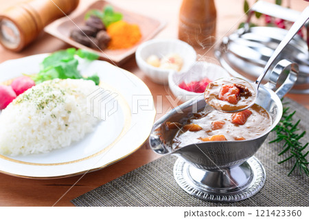 Curry in a gravy boat (sauce pot) Silver vessel like a magic lamp Curry in a gravy boat (sauce pot) Silver vessel like a magic lamp 121423360