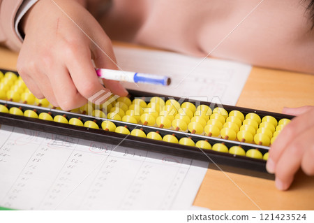 小學生打算盤的特寫 不露面的手的特寫。 121423524