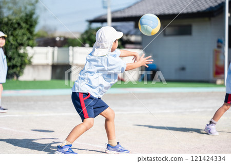 幼兒園的孩子們在打球 幼兒園的孩子們在打球 121424334