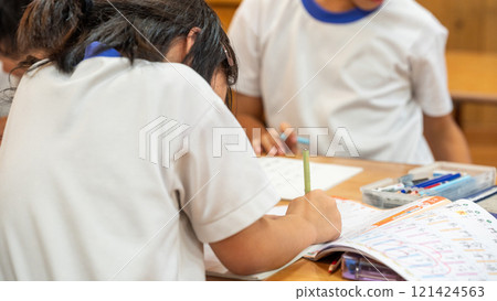 小學生在課後俱樂部做作業 121424563