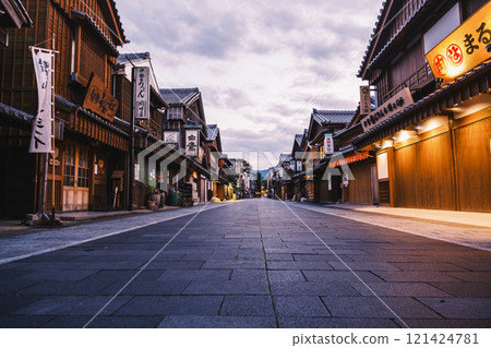 [Okage Yokocho] Night view of the historic street 121424781