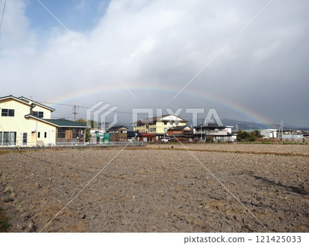 陽光明媚的加賀美平原上的彩虹（冬天的天空和彩虹） 121425033