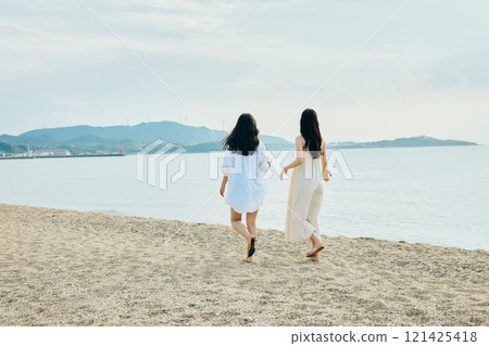 在夏季海灘上散步的女人 121425418