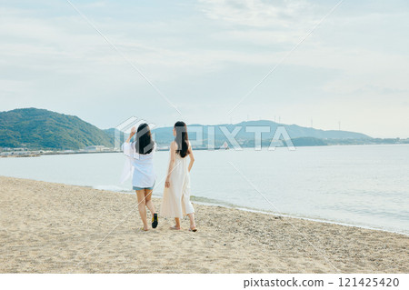 在夏季海灘上散步的女人 121425420