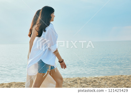 在夏季海灘上散步的女人 在夏季海灘上散步的女人 121425429