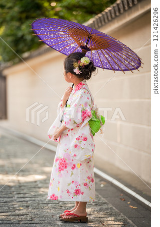 穿yukata的後面觀點的女孩 121426296