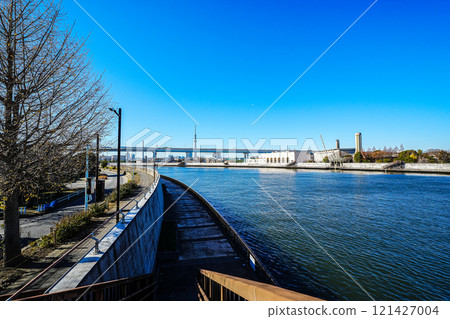 冬日天空從中川看到的天空樹和首都高速公路 冬日天空從中川看到的天空樹和首都高速公路 121427004