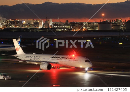 夜晚的羽田機場,一架客機飛往夜間航班 夜晚的羽田機場,一架客機飛往夜間航班 121427405