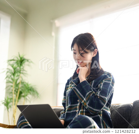 室內女性肖像 121428212