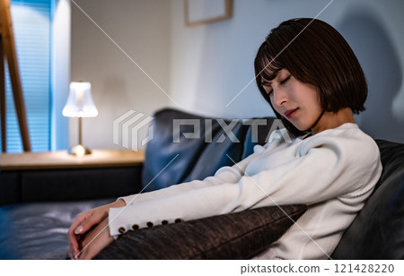 室內女性肖像 121428220