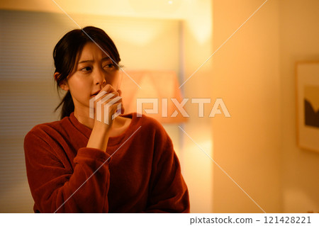 室內女性肖像 121428221