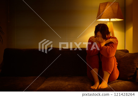 室內女性肖像 121428264