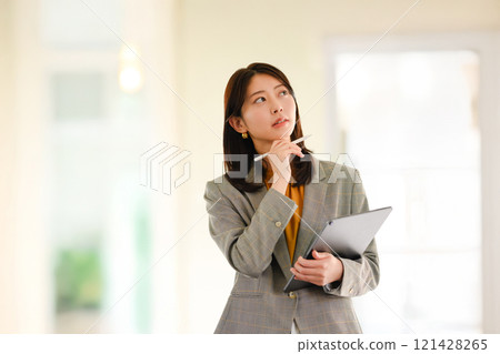 室內女性肖像 121428265