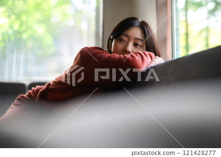 Indoor female portrait 121428277