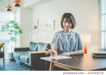 室內女性肖像 121428278