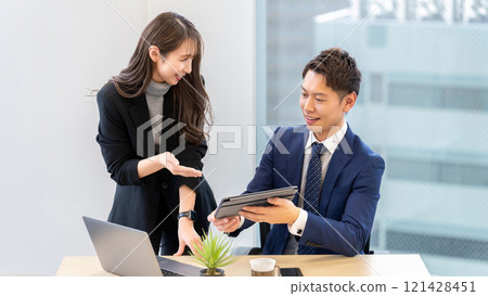 Two male and female businessmen making a meeting 121428451