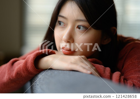 室內女性肖像 121428658