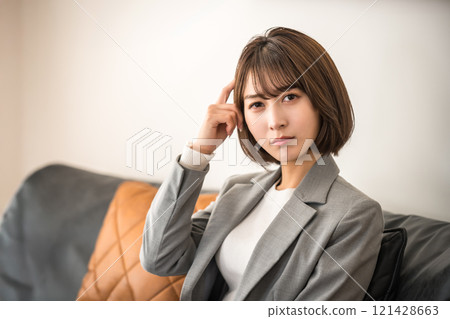 室內女性肖像 121428663