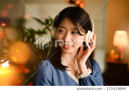 室內女性肖像 121428664