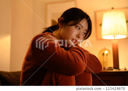 室內女性肖像 121428670