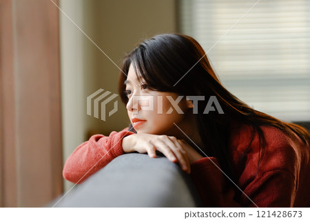 Indoor female portrait 121428673