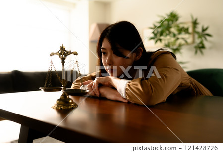 室內女性肖像 121428726